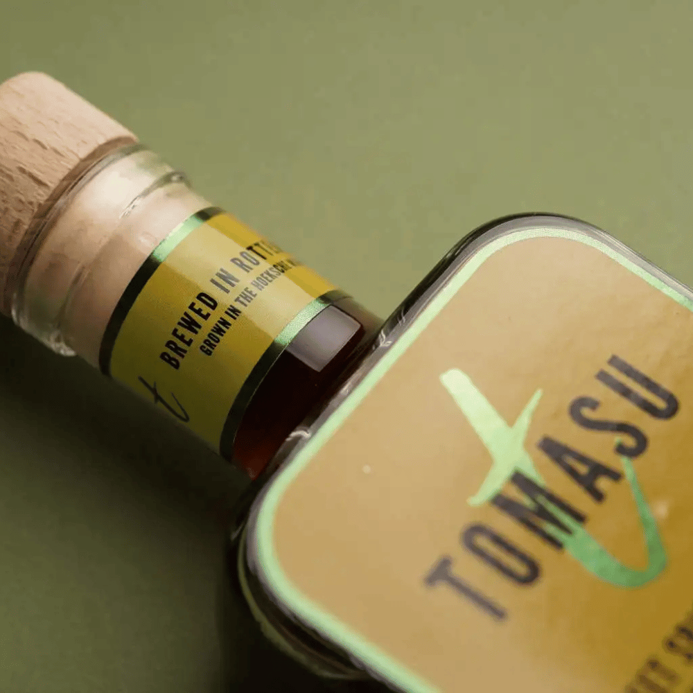 Detailaufnahme einer Tomasu Sweet & Spicy Sojasauce – Madame Jeanette Flasche mit Korkverschluss. Hochwertige, mikrogebraute Sojasauce aus Rotterdam, gereift über 24 Monate.