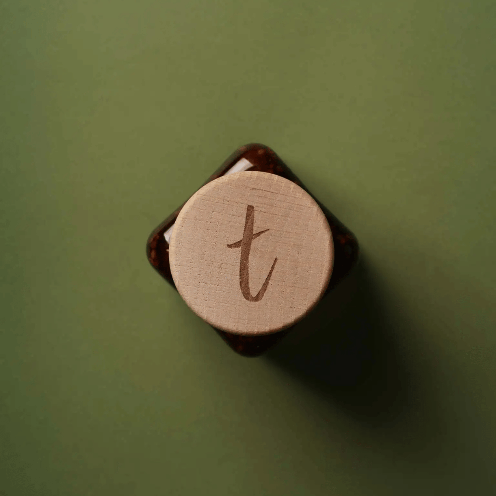Holzdeckel mit Tomasu „T“-Logo, das für handgebraute Qualität und authentische Fermentation steht. Jetzt bei Miori entdecken